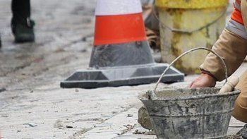 Un hombre murió sepultado en alquitrán tras caer ebrio en el agujero de una obra en la India