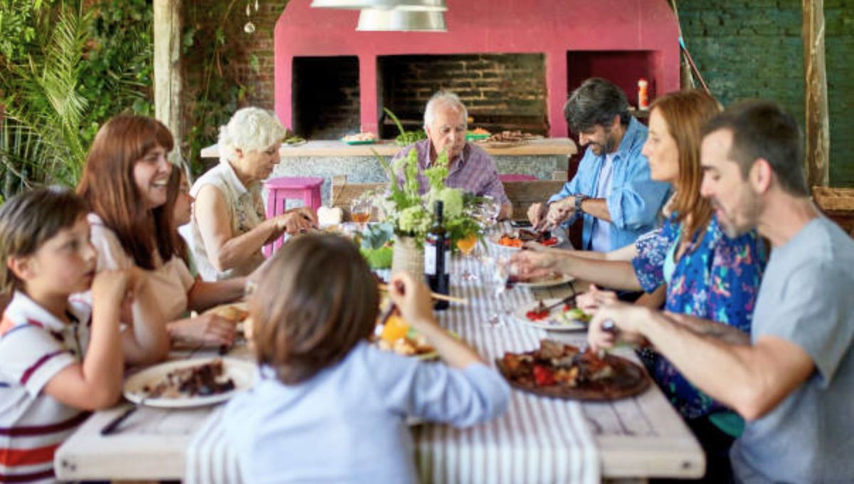 Si te invitan a almorzar a algún hogar mendocino y ves que la canela y el azúcar están en la mesa, no es para el mate ni para el postre, es porque se viene un delicioso pastel de papas. Si te invitan a almorzar a algún hogar mendocino y ves que la canela y el azúcar están en la mesa, no es para el mate ni para el postre, es porque se viene un delicioso pastel de papas.