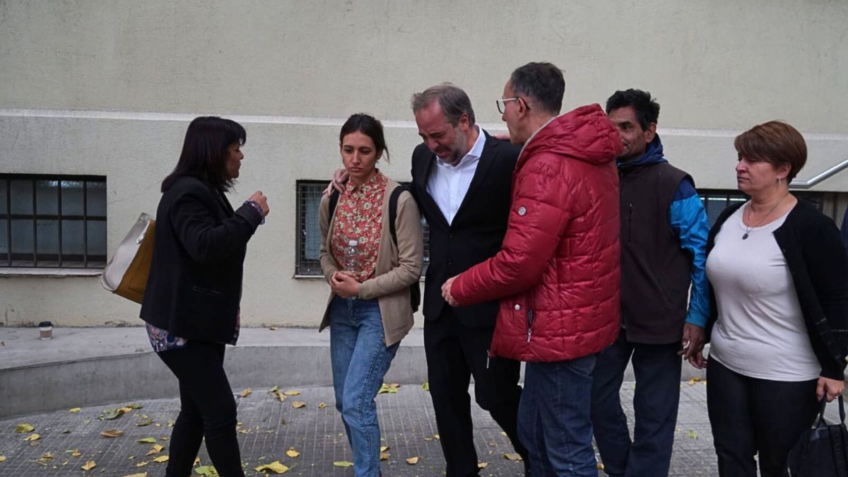 El intendente de Maipú, Matías Stevanato, en la puerta de la Clínica de Cuyo, de Ciudad.