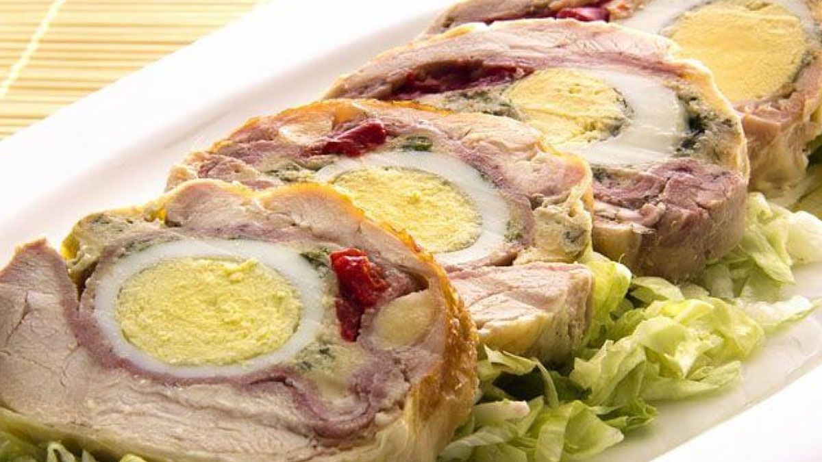 El arrollado de pollo es una receta muy consumida para las fiestas.