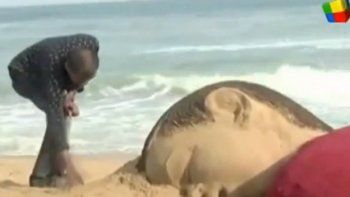 Enorme escultura de arena en homenaje al nene sirio Aylan