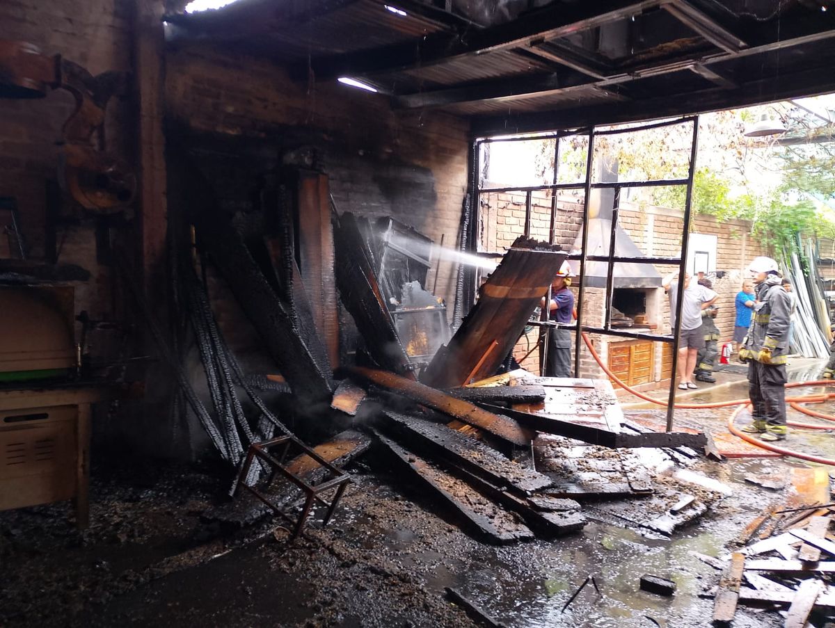 Un incendio afectó parte de la estructura de un aserradero en Godoy Cruz
