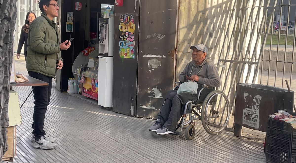 Juan, un trabajador ques es un ejemplo para los mendocinos. Imagen mejorada con IA