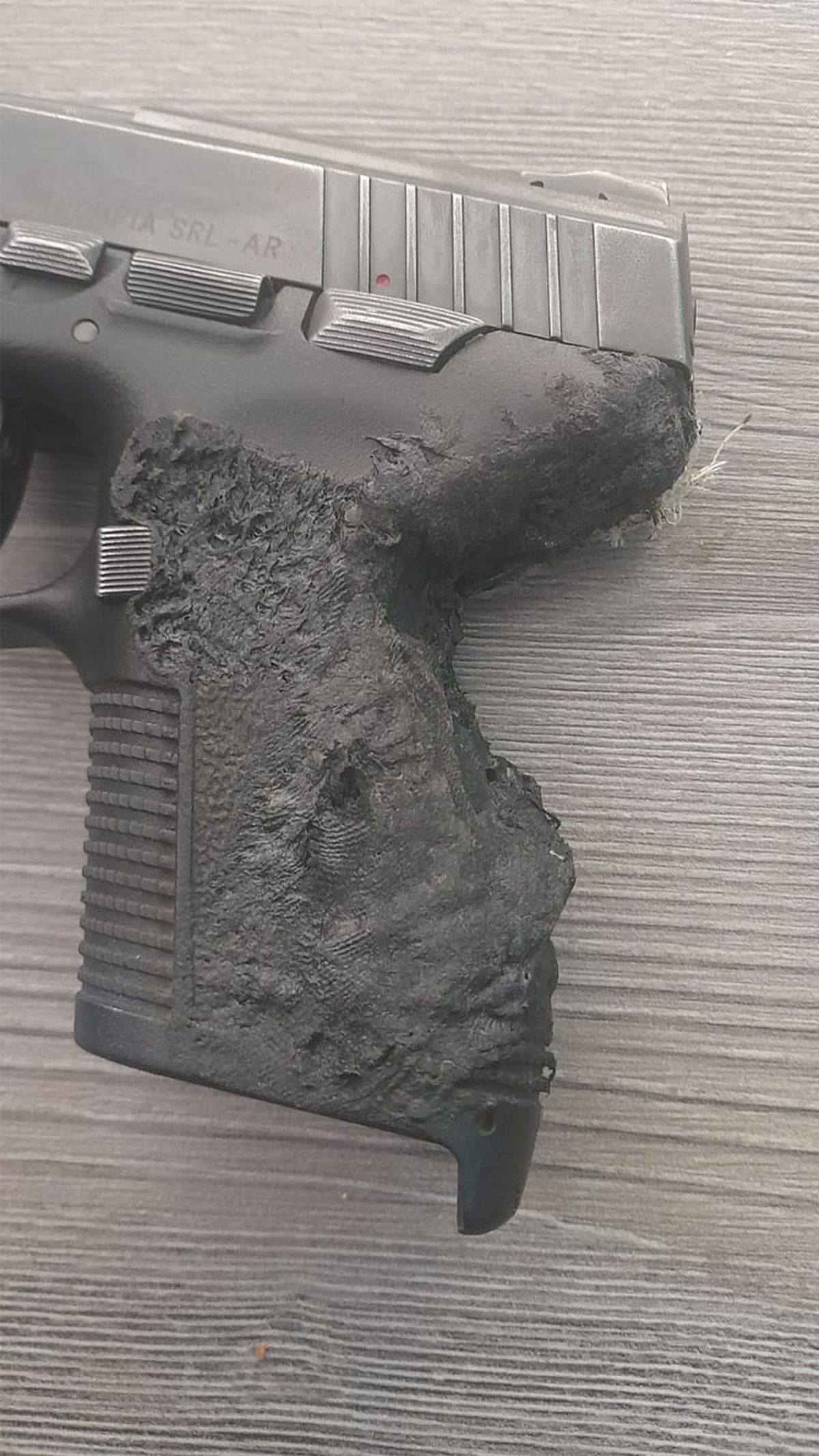 Así quedó la pistola 9 milímetros reglamentaria del policía que la guardó en el horno y se olvidó.