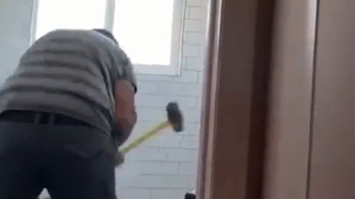 Video: un albañil rompió a martillazos el baño que había remodelado porque no le pagaron