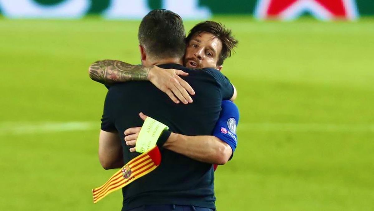 Genaro Gattuso y Lionel Messi, fundidos en un abrazo en el campo de juego. Genaro Gattuso y Lionel Messi, fundidos en un abrazo en el campo de juego.