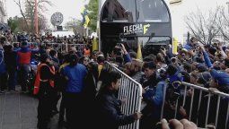 Cientos de hinchas recibieron al plantel de Boca