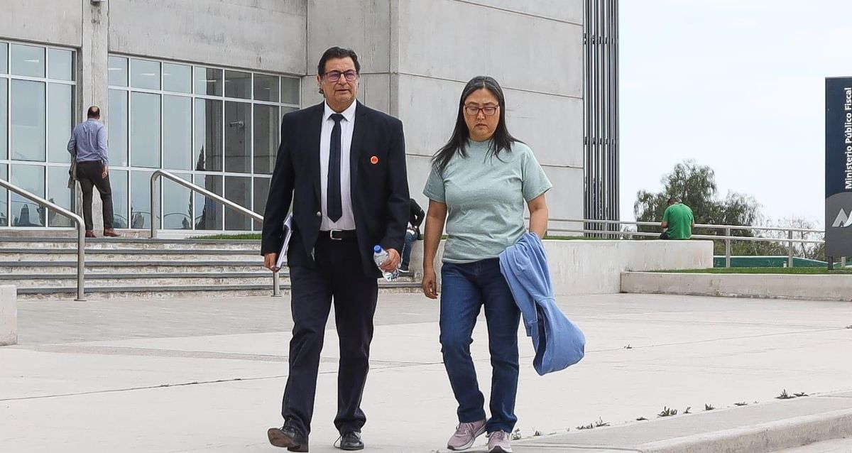 La ex monja Kumiko Kosaka y el abogado defensor, Carlos Varela Álvarez, llegaron a las 15.50 para escuchar la sentencia del Tribunal Penal Colegiado por los abusos sexuales en el caso Próvolo II. Fotos: Cristián Lozano La ex monja Kumiko Kosaka y el abogado defensor, Carlos Varela Álvarez, llegaron a las 15.50 para escuchar la sentencia del Tribunal Penal Colegiado por los abusos sexuales en el caso Próvolo II. Fotos: Cristián Lozano