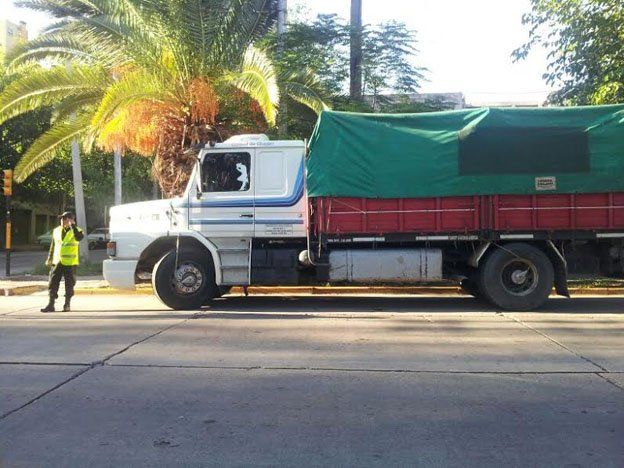 Un camionero y su acompañante fueron detenidos borrachos cuando circulaban por el centro