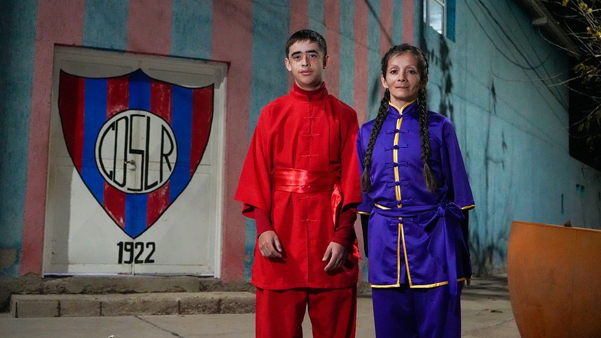 Luca y Verónica practican kung fu hace 4 años en el Club San Lorenzo de Russell en Maipú. Allí se dictan clases de la escuela Shaolin Tao. Luca y Verónica practican kung fu hace 4 años en el Club San Lorenzo de Russell en Maipú. Allí se dictan clases de la escuela Shaolin Tao.