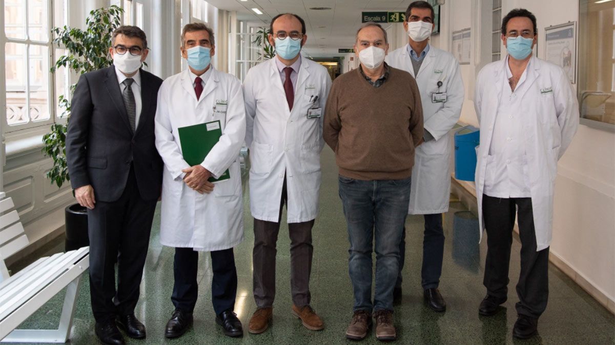 El equipo médico del Hospital Clínic de Barcelona junto al paciente Joan Gel.
