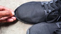 Un truco muy sencillo para recuperar las zapatillas rotas: con un producto y en 5 minutos.&nbsp;
