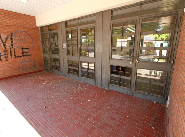 Destrozaron a piedrazos los vidrios de la escuela Calzada