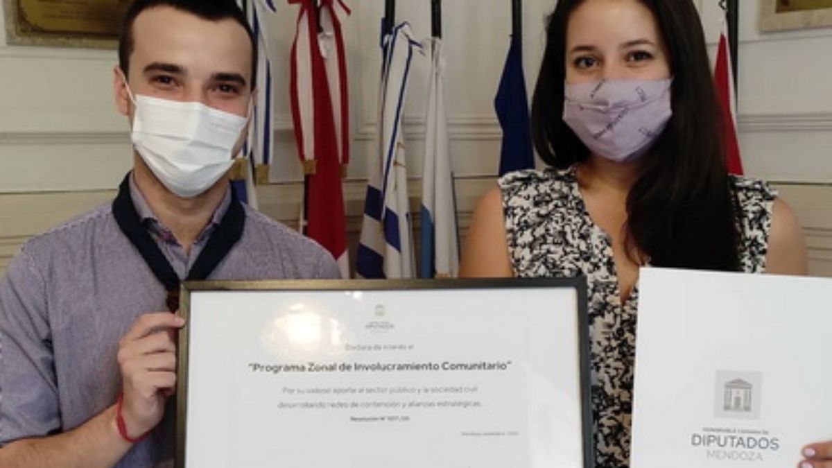 Ayrton Olmedo muestra el reconocimiento para él y los scouts por sus trabajos comunitarios, premio que impulsó la legisladora Paula Zelaya, a su derecha.