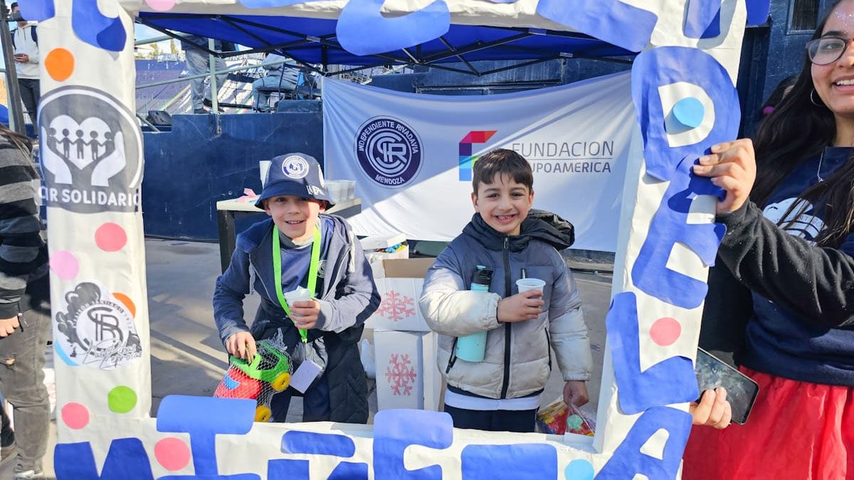 La Fundación Grupo América recibió a los chicos con el Gargantini con leche chocolatada, galletas y juguetes.