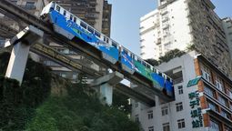 La solución que encontró China para que los trenes atraviesen edificios y que es única en el mundo