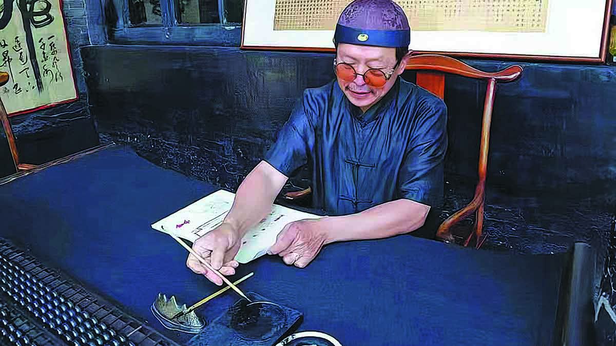 Jia Weixing, un guía del museo de Rishengchang, con un traje tradicional, recrea la transacción realizada hace 200 años. SHI YAOCHEN / PARA CHINA DAILY