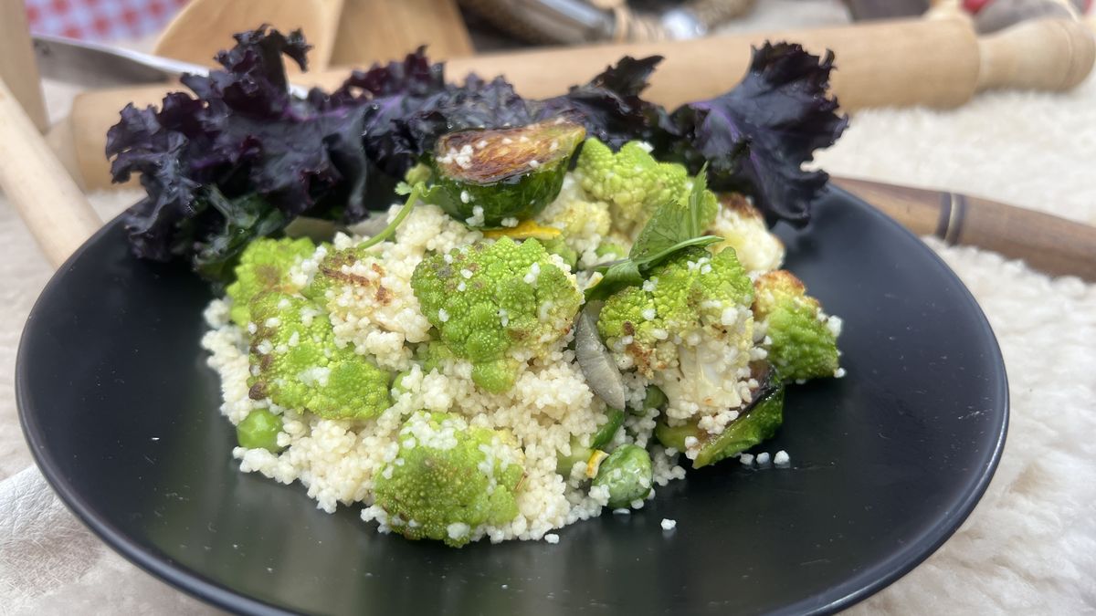 Receta de Cous Cous con romancescos, bruselas y arvejas.&nbsp;