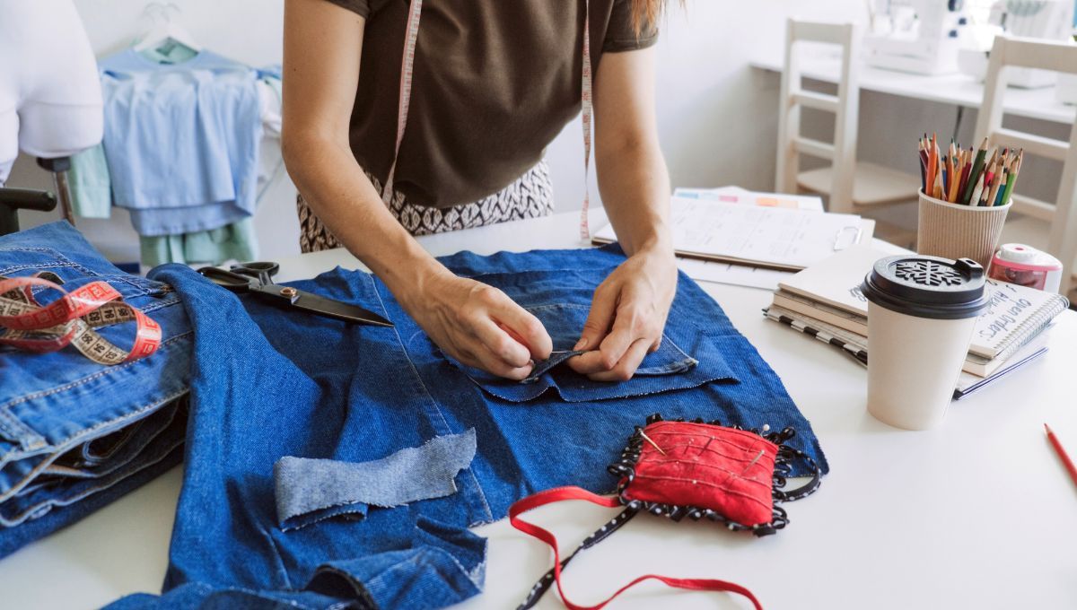 El reciclaje y reutilización de telas como el jean es muy beneficiosa para el medio ambiente y la moda circular. El reciclaje y reutilización de telas como el jean es muy beneficiosa para el medio ambiente y la moda circular. 
