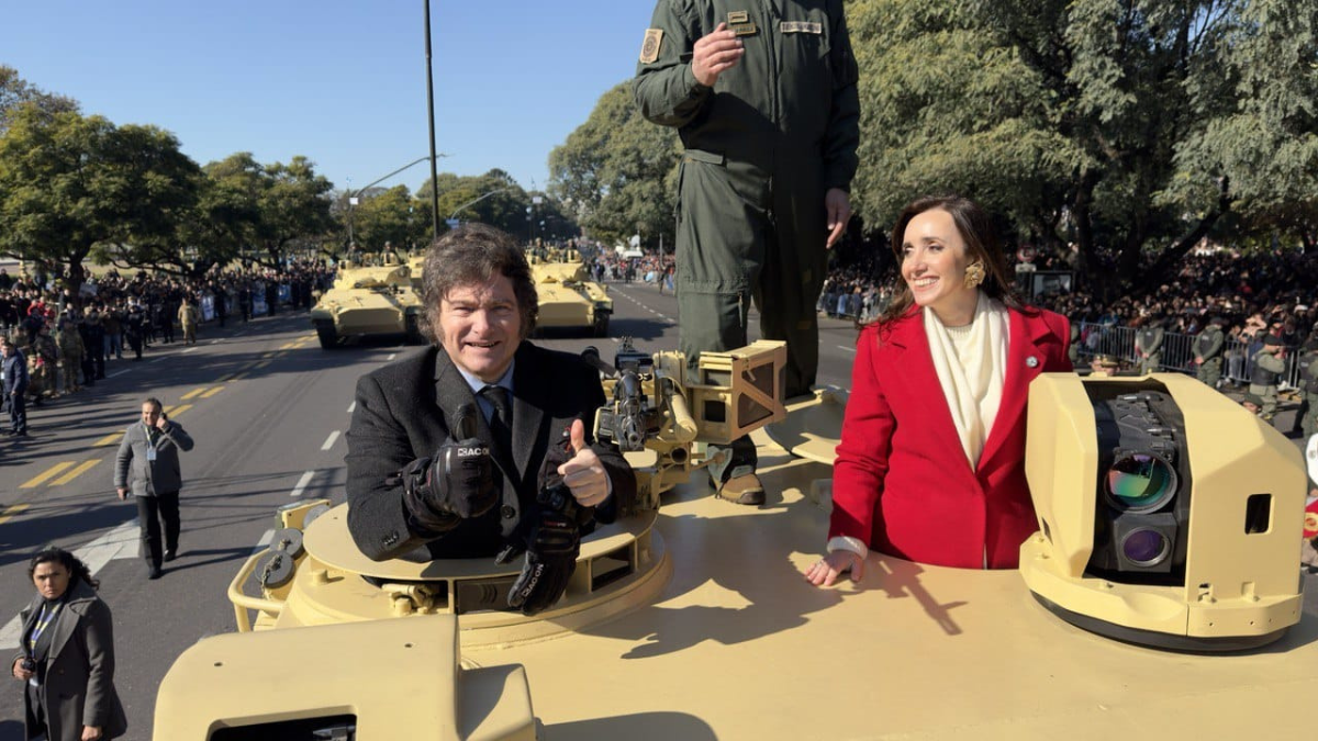 El presidente Javier Milei y la vice Victoria Villarruel subidos a un tanque de guerra en los actos del 9 de Julio. El presidente Javier Milei y la vice Victoria Villarruel subidos a un tanque de guerra en los actos del 9 de Julio.