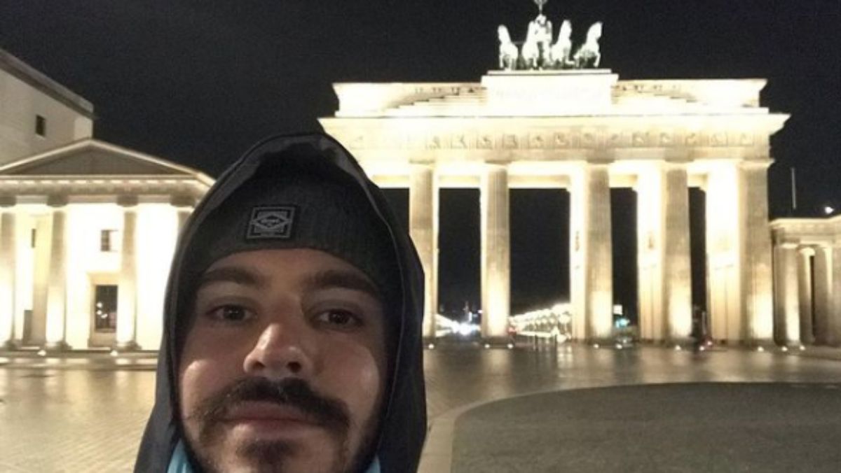 El estudiante argentino Gonzalo Pérez fue guardando las monedas de propinas recibas en mano como delivery en la ciudad alemana de Berlín