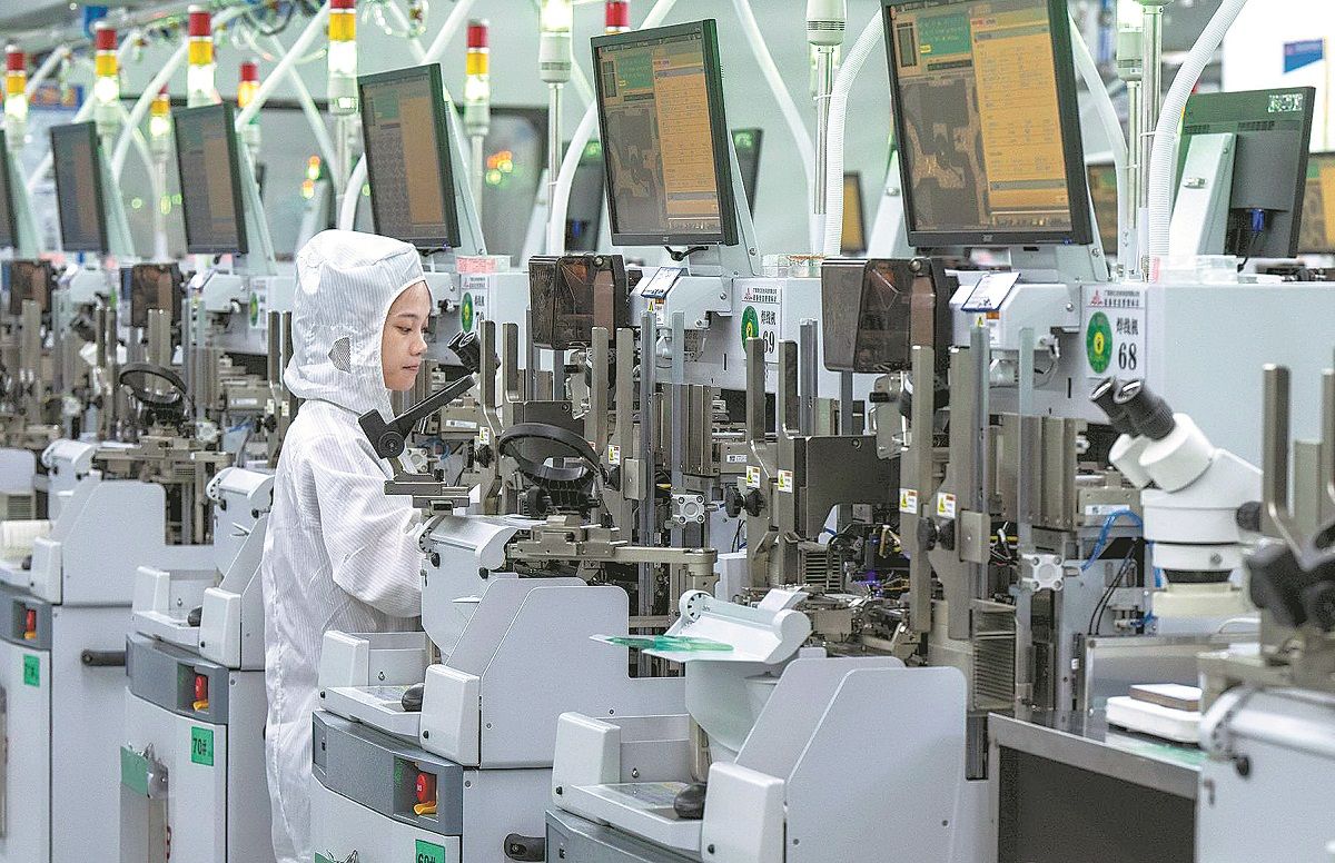 Una técnica revisa chips en una empresa de alta tecnología en Wuzhou, región autónoma de la etnia zhuang de Guangxi. HE HUAWEN / PARA CHINA DAILY