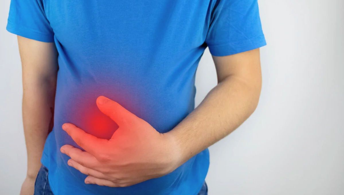 La sencilla postura para evitar la pesadez después de comer sin moverte de la silla