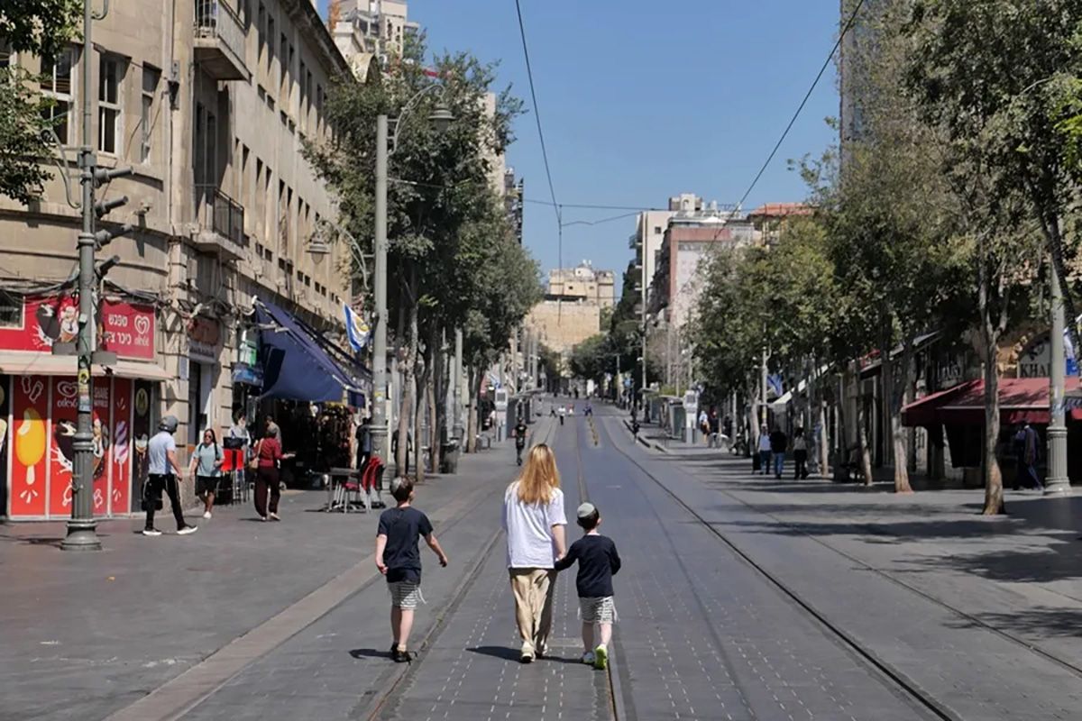 Una familia camina por una calle de Teherán en Irán este martes 24 de junio, luego del alto el fuego logrado por Donald Trump. Crédito: EFE/EPA/Abir Sultan.