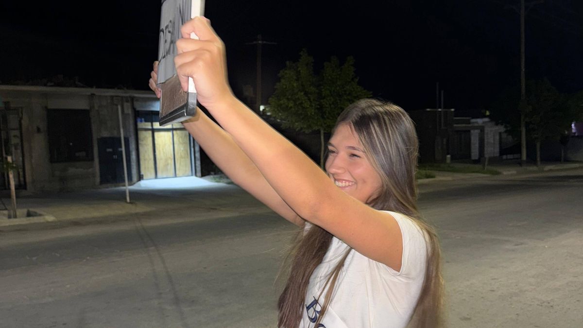 Cartel en alto, Tatiana interceptó a los trabadores y les dio un rico desayuno. Cartel en alto, Tatiana interceptó a los trabadores y les dio un rico desayuno.