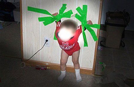 Condenaron a una pareja que pegó a su hijo con cinta en la pared y subió las fotos a la web