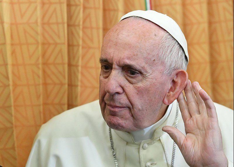 El Papa pidió a los sacerdotes acompañar a transexuales católicos