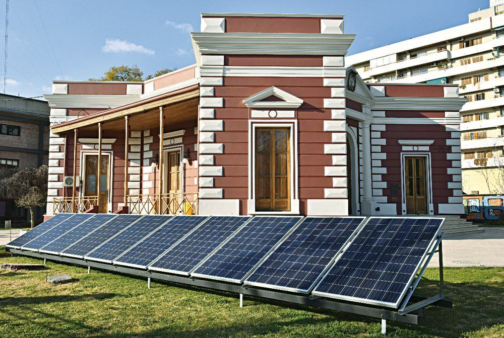 Godoy Cruz tiene instalados paneles solares en los edificios públicos con los que se ahorra gasto en energía y se usa la proveniente del sol.