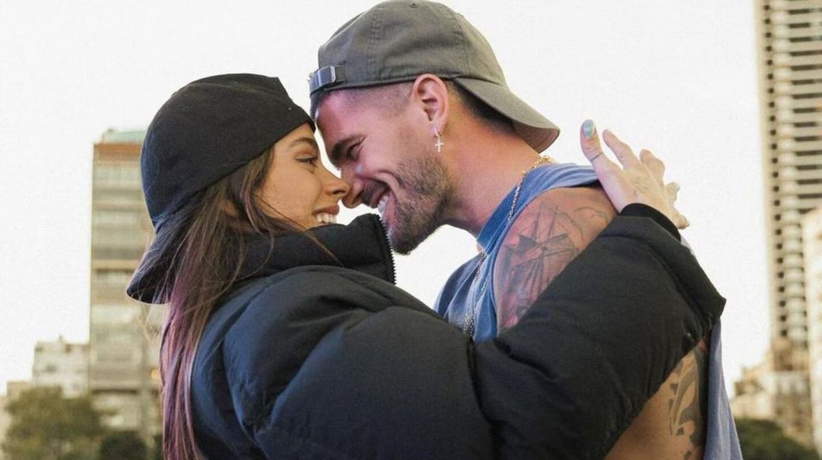 El apasionado festejo de Tini Stoessel y Rodrigo de Paul tras la derrota de Inglaterra.