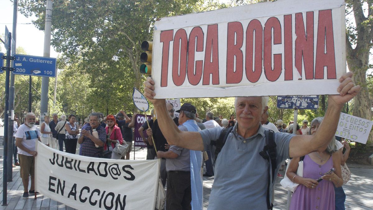 La marcha de los jubilados comenzó en la plaza San Martín. Gentileza Miguel Cicconi.