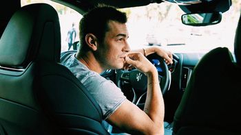 Cuál es la trama de Bird Box Barcelona con Mario Casas