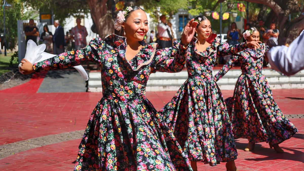 El Ballet Municipal de Luján de Cuyo también participó del evento ante la presencia de los vecinos de la comuna. El Ballet Municipal de Luján de Cuyo también participó del evento ante la presencia de los vecinos de la comuna.