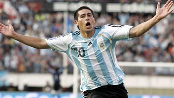 A 19 años de la tarde mágica de Riquelme ante Chile con dos joyas de tiro libre: revivila