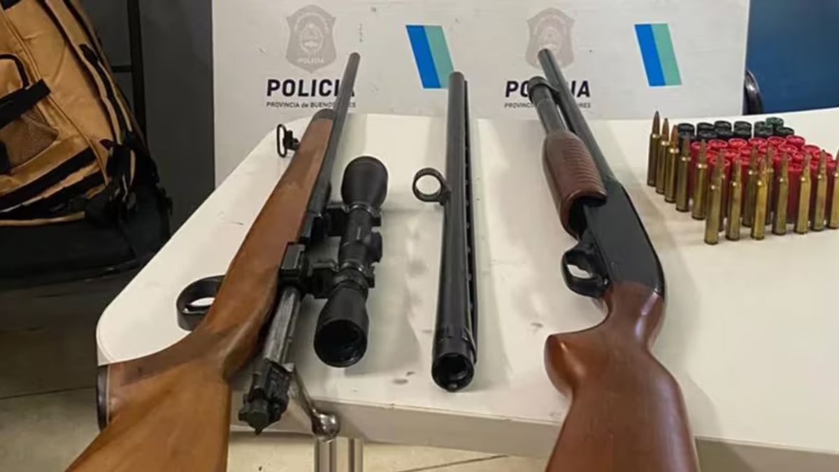 El vecino del country de Pilar que amenazó con una escopeta a adolescentes fue detenido y le secuestraron varias armas El vecino del country de Pilar que amenazó con una escopeta a adolescentes fue detenido y le secuestraron varias armas