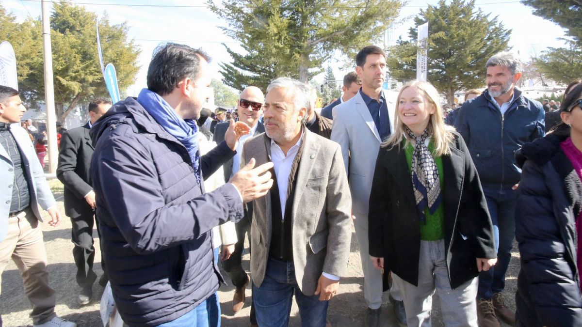 Tadeo García Zalazar, Alfredo Cornejo, Hebe Casado y Ulpiano Suarez arribando a la Fiesta de la Ganadería. Tadeo García Zalazar, Alfredo Cornejo, Hebe Casado y Ulpiano Suarez arribando a la Fiesta de la Ganadería.