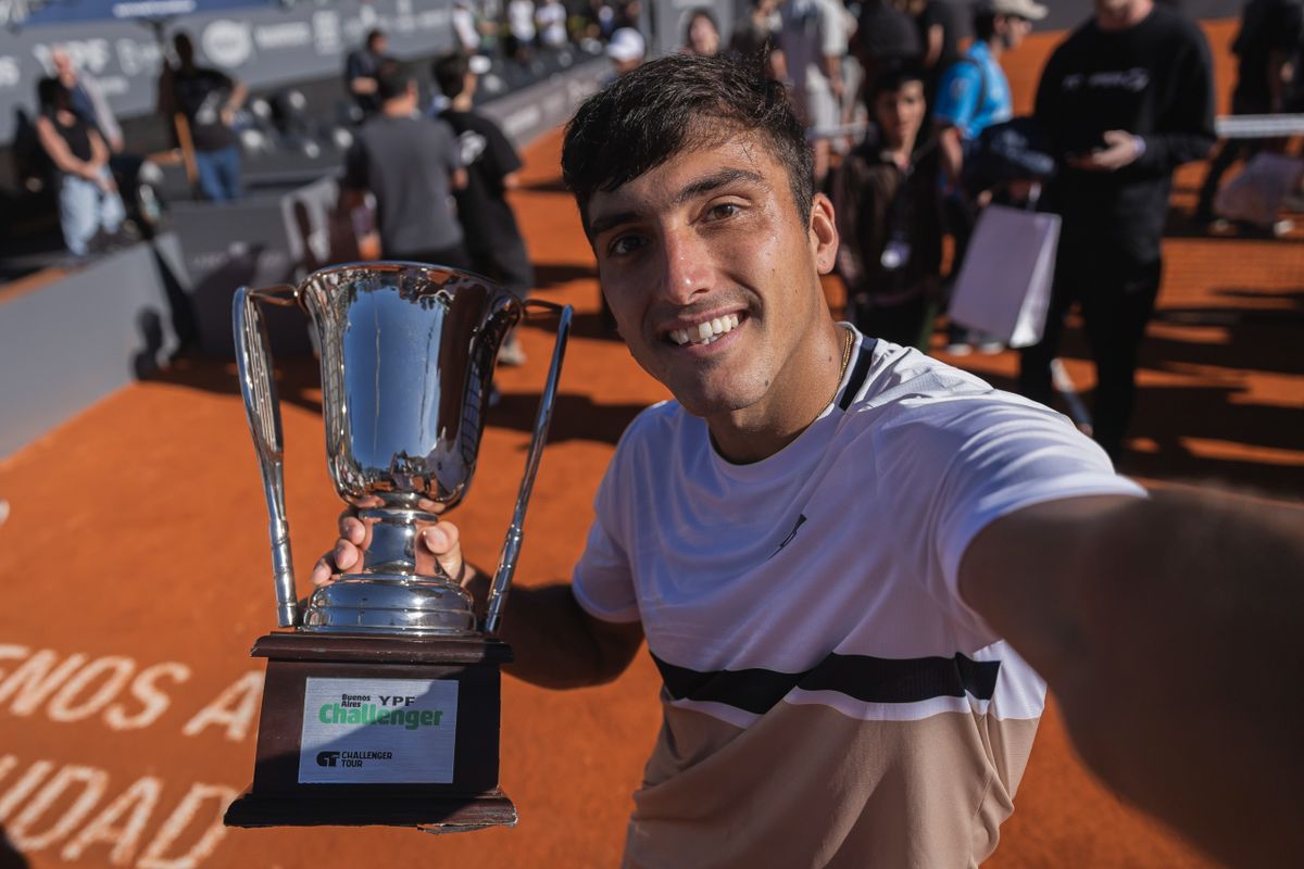 El hijo de Burru con la copa.