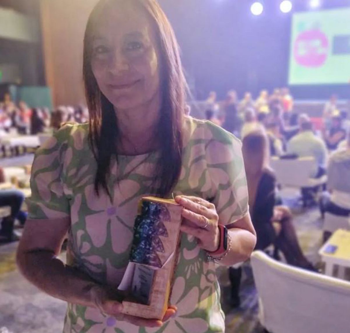 Carina Scandura, gerenta de Noticias y Producción de radio Nihuil, resultó ganadora elegida por el jurado en la categoría