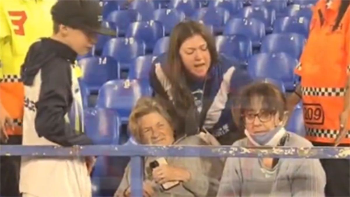 Una mujer y un chico se pelearon por la camiseta de Bouzat.