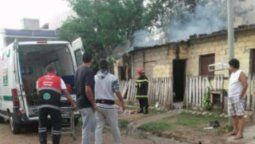 Varios hombres la asesinaron a golpes frente a su hija e incendiaron su casa