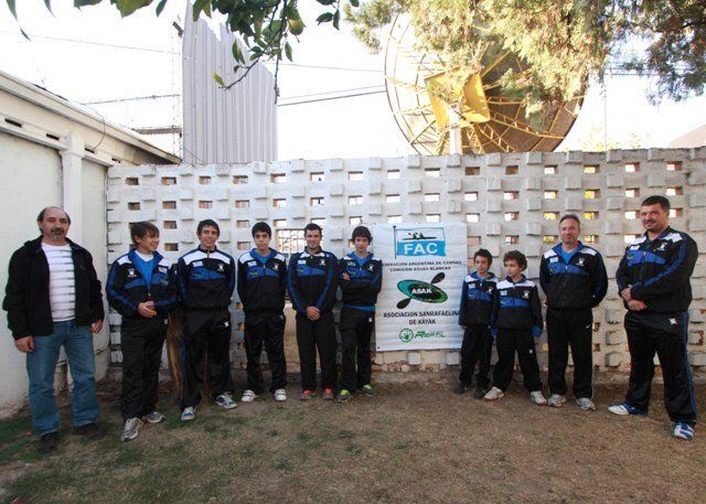 Primer equipo junior  de kayak en el Sur