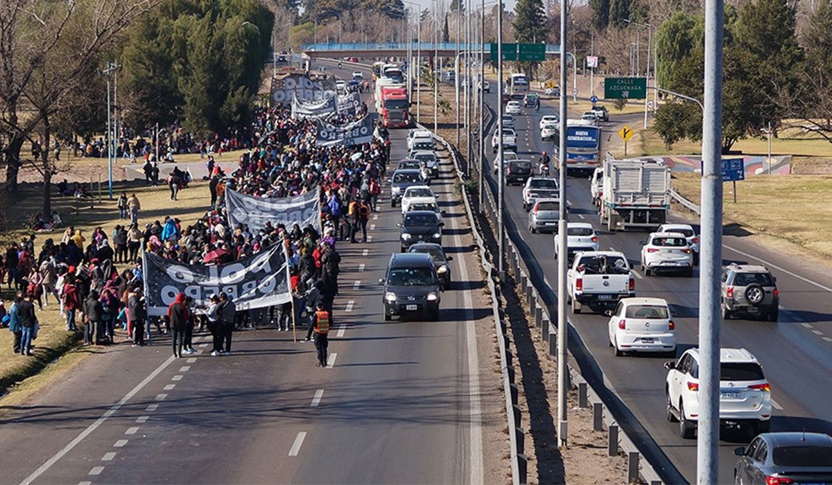 Organizaciones agrupadas en la Unidad Piquetera (UP) cortaron la ruta 7 a la altura del Acceso Este en el ingreso a la Ciudad de Mendoza. Foto: Nicolás Ríos.