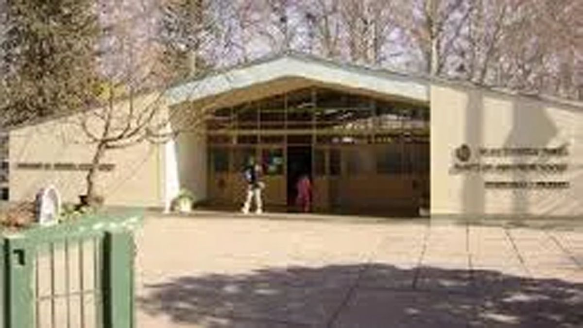 La escuela Francisco Moyano, de Junín, no pudo empezar las clases por un caso positivo de covid.