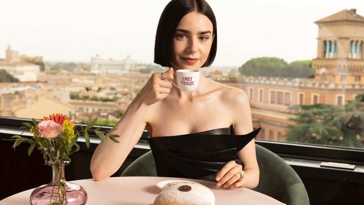 Emily en Paris estrenará su quinta temporada en Netflix el 18 de diciembre de 2025. Emily en Paris estrenará su quinta temporada en Netflix el 18 de diciembre de 2025.