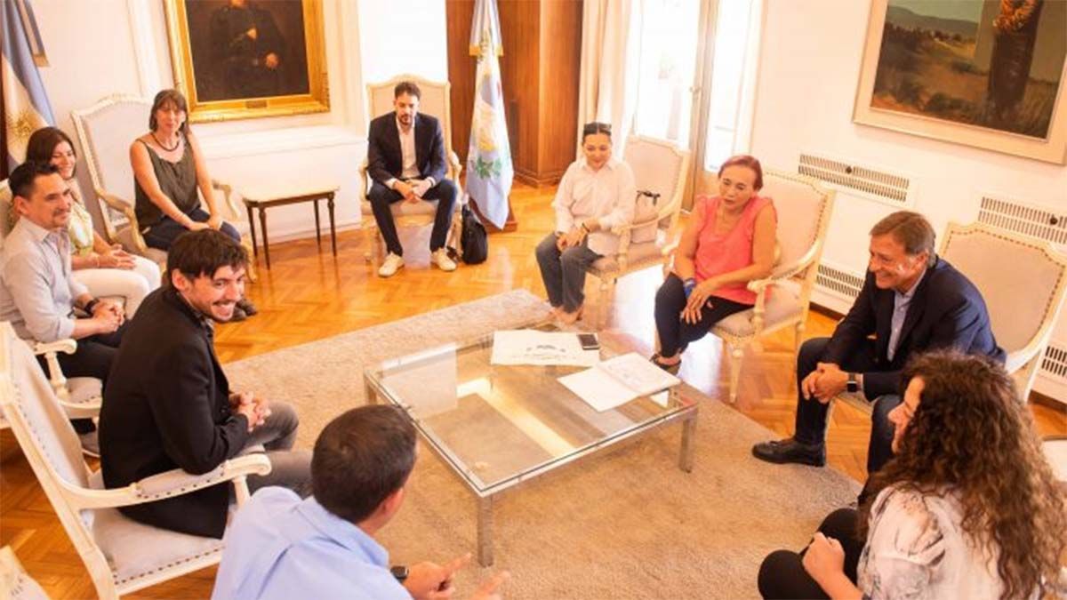 Parte del equipo de la Vendimia 2023 en Casa de Gobierno junto al gobernador Rodolfo Suarez y la ministra Nora Vicario.