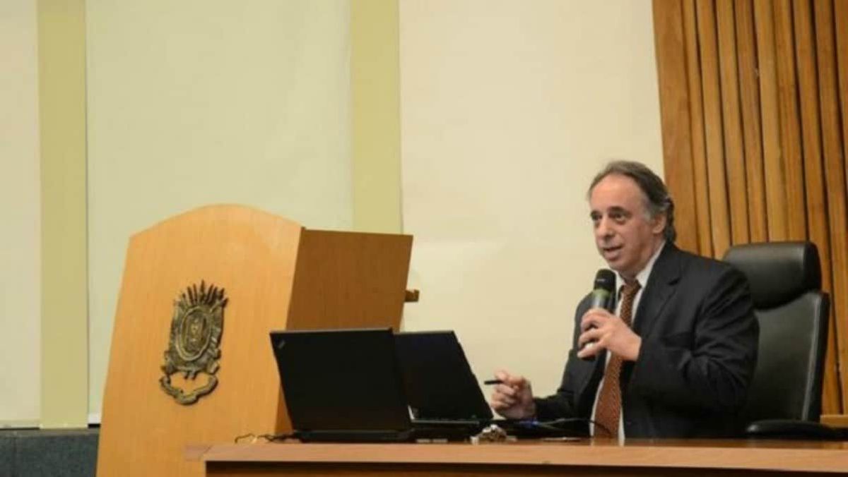 Juan Carlos Cachanosky nos decía que un economista matemático (85% de los economistas que salen de las universidades), es un “merger” entre economistas que no saben nada de matemáticas y matemáticos que no saben nada de economía. Juan Carlos Cachanosky nos decía que un economista matemático (85% de los economistas que salen de las universidades), es un “merger” entre economistas que no saben nada de matemáticas y matemáticos que no saben nada de economía.