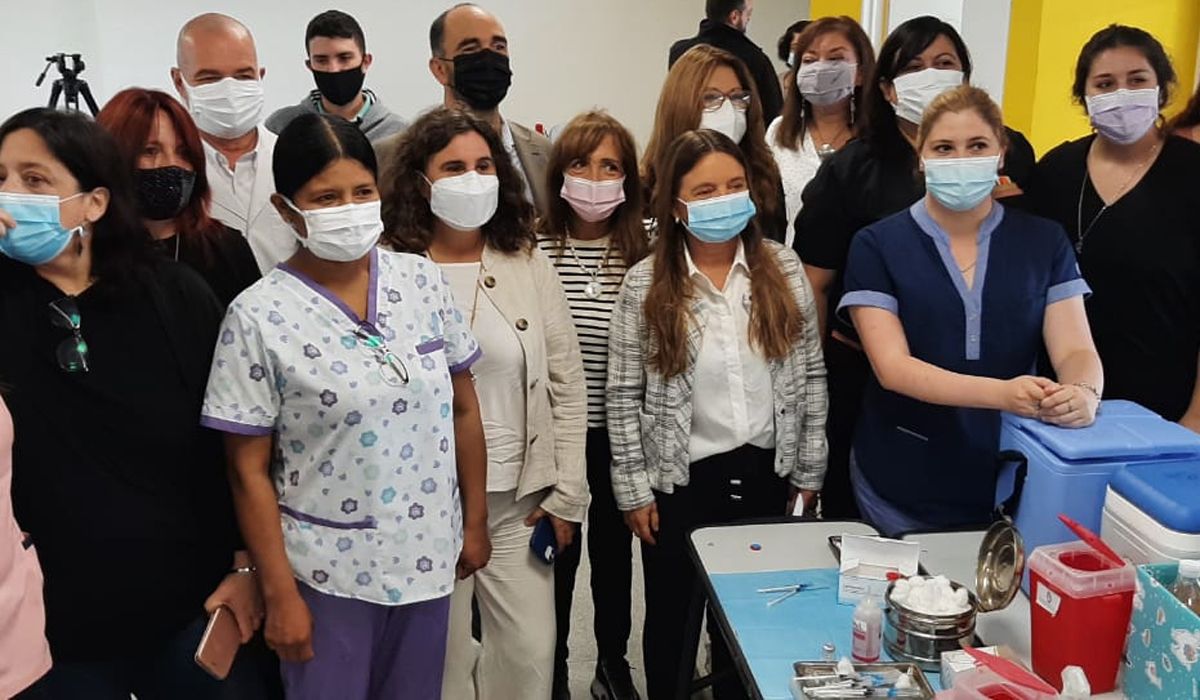 La ministra de Salud, Ana María Nadal, y el director General de Escuelas, José Thomas, en la escuela Margarita Ulloa de La Primavera.